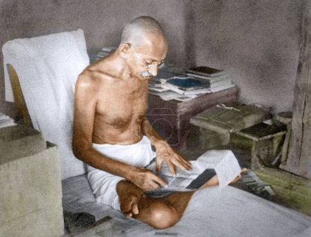 Foto de Mahatma Gandhi leyendo en su cabaña, Wardha, India, Asia, 1940 - Imagen libre de derechos