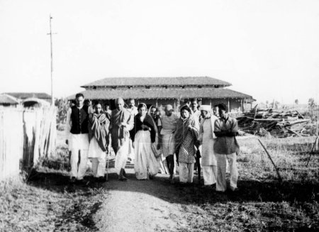 Téléchargez les photos : Mahatma Gandhi et d'autres marchant à l'Ashram de Sevagram, 1944, Sardar Vallabhbhai Patel, Inde - en image libre de droit