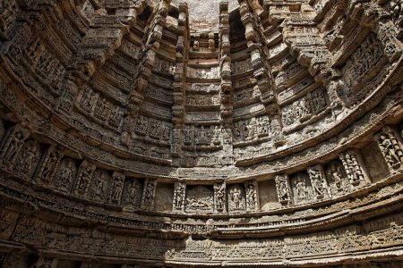 Téléchargez les photos : Rani ki vav ; sculpture sur pierre ; structure souterraine ; marche bien ; Patan ; Gujarat ; Inde - en image libre de droit