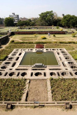 Téléchargez les photos : Intérieur richement entretenu de Shaniwarwada avec verdure et touristes à Pune, Maharashtra, Inde - en image libre de droit