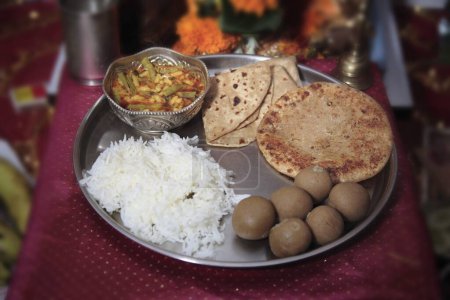 Téléchargez les photos : Thali ; une assiette de variété végétarienne ; Prasad ; offrandes au Seigneur Ganesh pendant le festival Ganesh Ganapati ; Maharashtra ; Inde - en image libre de droit