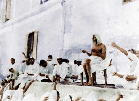 Téléchargez les photos : Mahatma Gandhi parlant avec des femmes pendant Salt Satyagraha à Surat, Inde, Asie, 1er avril 1930 - en image libre de droit