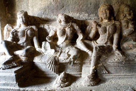 Téléchargez les photos : Statues en ruine dans les grottes d'Ellora ; Aurangabad ; Maharashtra ; Inde - en image libre de droit