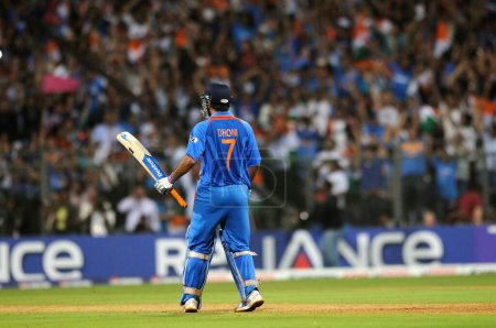 Téléchargez les photos : Batteur indien Capitaine M S Dhoni après avoir frappé le tir gagnant lors du match final de la Coupe du monde de cricket 2011 de l'ICC au stade Wankhede à Mumbai le 2 Avril 2011 Inde a battu Sri Lanka par six guichets - en image libre de droit