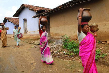 Foto de Ho tribus mujeres llevando ollas, Chakradharpur, Jharkhand, India - Imagen libre de derechos