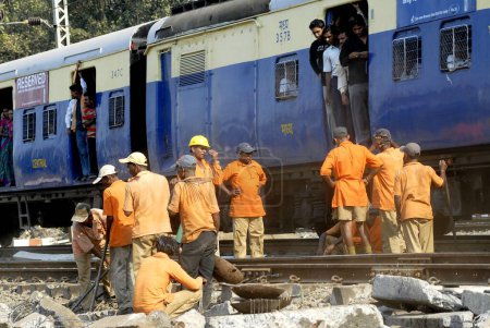 Téléchargez les photos : Les travailleurs ferroviaires réparent les voies ferrées endommagées après le déraillement local ; Bombay Mumbai ; Maharashtra ; Inde - en image libre de droit