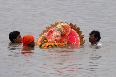 Téléchargez les photos : Immersion d'une énorme idole Ganesh, festival Ganesh Ganpati, Girgaum Chowpatty ; Bombay maintenant Mumbai, Maharashtra, Inde - en image libre de droit