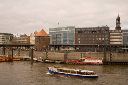 Téléchargez les photos : Bateau à passagers dans le transport maritime Harbour Bridge ; Hambourg ; Allemagne ; Europe - en image libre de droit