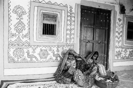 Foto de Chica de Kutch haciendo el trabajo de aguja en el pueblo de Ludia en el distrito de Kutch, Gujarat, India - Imagen libre de derechos