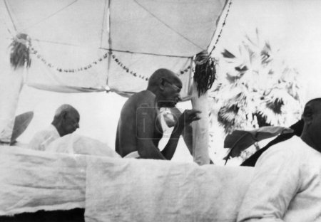 Foto de Mahatma Gandhi pronunciando un discurso en la zona afectada por disturbios de Noakhali Bengala Oriental, noviembre de 1946, India - Imagen libre de derechos