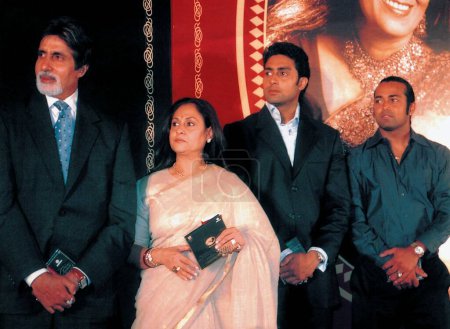 Téléchargez les photos : L'acteur indien d'Asie du Sud Amitabh Bachchan avec Jaya et Abhishek et Leander Peas à une fête, Bombay Mumbai, Maharashtra, Inde - en image libre de droit
