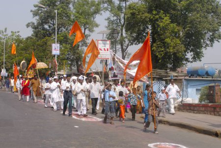 Foto de Procesión de hombres y niños con banderas escarlata para celebrar el festival Gudi Padva; año nuevo de la religión hindú; Thane; Maharashtra; India - Imagen libre de derechos