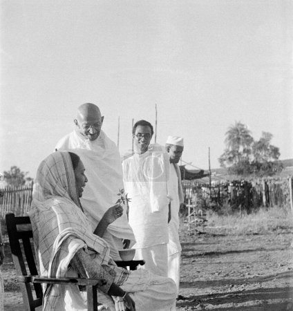 Téléchargez les photos : Jankidevi Bajaj (mère de l'industriel Jamnalal Bajaj), pendant son jeûne, Mahatma Gandhi et Dr. Das à l'Ashram de Sevagram, Vardha, Maharashtra, Inde, 1941 - en image libre de droit