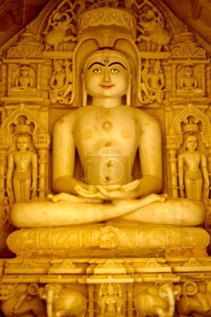 jain temple lord mahavir weißer marmor stein idol jaisalmer rajasthan indien