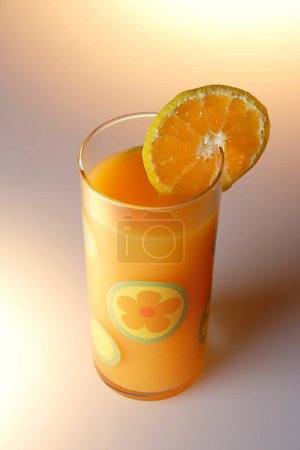 Foto de Bebida saludable jugo de naranja con rebanada de fruta de naranja - Imagen libre de derechos