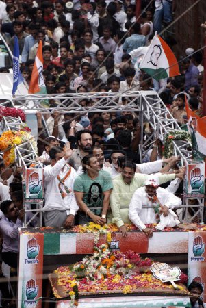 Foto de El actor Salman Khan en gira muestra parte de la campaña electoral para la candidata del Congreso Nacional Indio Milind Deora en Bombay Mumbai - Imagen libre de derechos