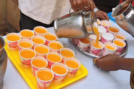 Téléchargez les photos : Homme remplissant jus d'orange en verre, Inde, Asie - en image libre de droit