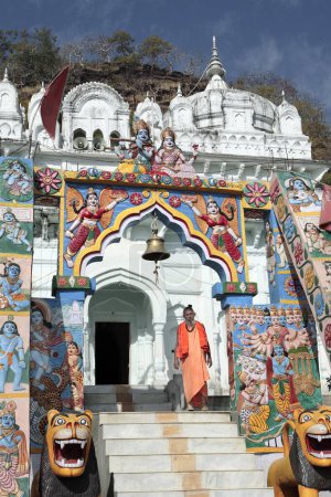 Téléchargez les photos : Idole du Seigneur Jagdish et d'autres divinités à Jagdish temple colline construite pendant rani durgavati période Katangi Jabalpur - en image libre de droit