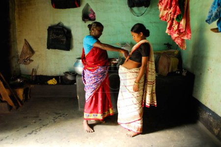 Téléchargez les photos : Tribus Ho sage-femme examen femme enceinte, Chakradharpur, Jharkhand, Inde - en image libre de droit