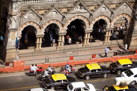Téléchargez les photos : Trafic à l'extérieur du terminus Chhatrapati Shivaji (CST), Bombay maintenant Mumbai, Maharashtra, Inde - en image libre de droit