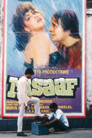 Foto de Esmalte de zapatos debajo del cartel de la película hindi - Imagen libre de derechos