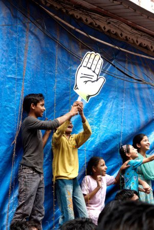 Téléchargez les photos : Enfants agitant le symbole de la main du Congrès national indien pendant la campagne électorale à Bombay Mumbai, Maharashtra, Inde - en image libre de droit