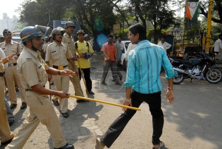 Téléchargez les photos : Le personnel de police accuse lathi contre un émeutier dalit à Bhandup après que la communauté dalit ait eu recours à des manifestations violentes, Bombay maintenant Mumbai, Maharashtra, Inde - en image libre de droit