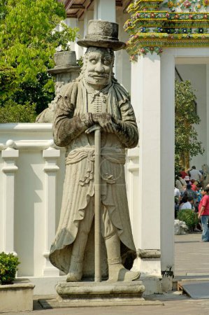 Foto de Wat Phra Monasterio de Chetuphon Rey Rama una dinastía chakri templo más grande del siglo 16 en Tailandia; escultura de piedra china Lan Than Nai Tvarapala Gigantes de roca china en Sheltered Gate; Tailandia; Sudeste Asiático - Imagen libre de derechos