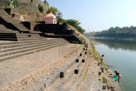 Foto de Uso del ghat en el río Nira y el templo de Bhima y de Laxmi Narsihapur; Taluka Indapur; Distrito Pune; Maharashtra; India - Imagen libre de derechos