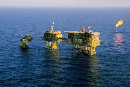 Téléchargez les photos : Plate-forme pétrolière en mer - en image libre de droit