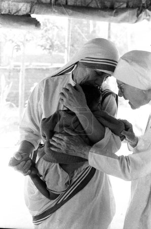 Foto de Madre Teresa con Paquistaní Oriental ahora refugiada de Bangladesh en Tripura, India Diciembre 1971 - Imagen libre de derechos