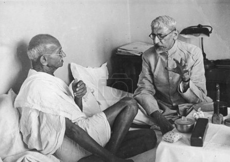 Foto de Mahatma Gandhi discutiendo las propuestas del virrey británico con su compañero de trabajo Abul Kalam Maulana Azad en Mumbai, junio de 1945 - LIBERACIÓN DEL MODELO NO DISPONIBLE - Imagen libre de derechos
