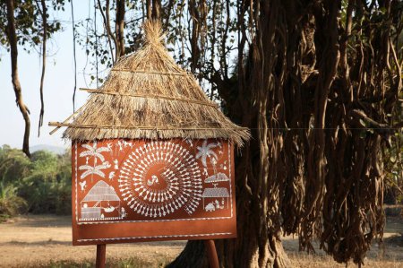 Foto de Warli pinturas que representan Tarpa Danza figuras de danza tribal en círculo utilizado decoración hecha por Warli adivasi de Dahanu; Maharashtra; India - Imagen libre de derechos