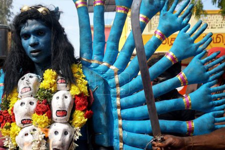 Téléchargez les photos : Robe d'homme comme déesse hindoue Kali près du temple Mutharamman, Tamil Nadu, Inde, Asie - en image libre de droit