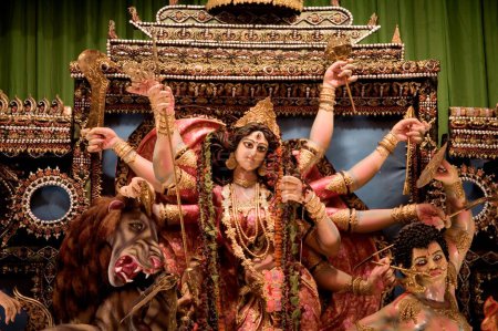 Téléchargez les photos : Idole de la déesse Durga ; Durga Pooja dassera Vijayadasami Festival ; Calcutta Kolkata ; Bengale occidental ; Inde - en image libre de droit