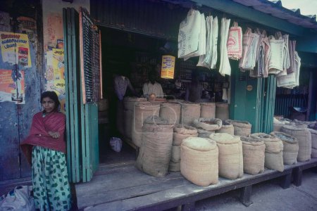 Téléchargez les photos : Magasin de marché municipal, udagamandalam, Tamil nadu, Inde, Asie, 1977 - en image libre de droit