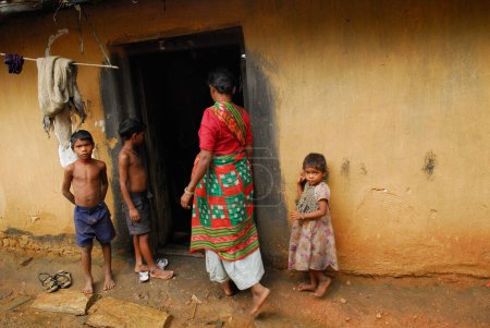 Téléchargez les photos : Mère de tribus Ho avec enfants, Chakradharpur, Jharkhand, Inde - en image libre de droit