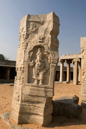 Téléchargez les photos : Sculpture Ganesha dans la salle de mariage ou Kalyana Mantapa avec des piliers monolithiques sculptés dans le temple Veerabhadra ; Lepakshi ; Andhra Pradesh ; Inde - en image libre de droit