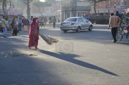 Téléchargez les photos : Balayeuse nettoyage route à Jaipur au Rajasthan Inde - en image libre de droit