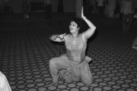 Téléchargez les photos : Vieux millésime indien années 1980 noir et blanc bollywood cinéma hindi film acteur, Inde, Saroj Khan, chorégraphe de danse indienne - en image libre de droit