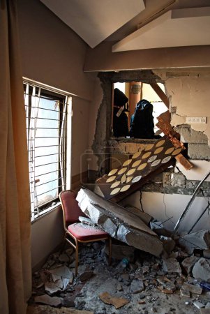 Téléchargez les photos : Murs fissurés du centre communautaire juif de la maison nariman par des terroristes moudjahidines du deccan attentat à Bombay Mumbai, Maharashtra, Inde 13 février 2009 - en image libre de droit