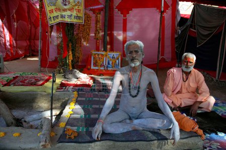 Téléchargez les photos : Indien nu nu prêtre sadhu assis en méditation avec son disciple, Inde - en image libre de droit