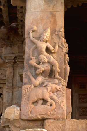 Téléchargez les photos : Site du patrimoine mondial de l'UNESCO ; La sculpture Adimoola dans le temple Virupaksha est une architecture dravidienne construite par la reine Lokamahadevi huit siècle à Pattadakal ; Karnataka ; Inde - en image libre de droit
