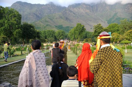 Foto de Los turistas que visitan el jardín en Gulmarg, Cachemira, Jammu y Cachemira, India - Imagen libre de derechos