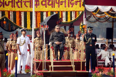 Téléchargez les photos : Le gouverneur du Maharashtra S M Krishna passe le défilé de la 58e Journée de la République au parc Shivaji, Bombay Mumbai, Maharashtra, Inde - en image libre de droit