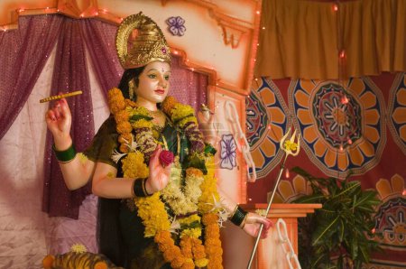 Téléchargez les photos : Idole de déesse Durga dans Pandal, Ganpatipule, Maharashtra, Inde, Asie - en image libre de droit