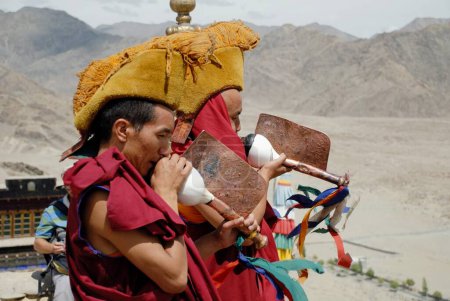 Téléchargez les photos : Lamas soufflant des cornes au monastère de Thiksey à Leh ; Ladakh ; Jammu & Cachemire ; Inde - en image libre de droit
