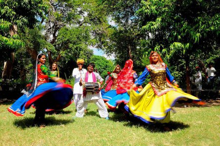 Téléchargez les photos : Danseurs de chakri folkloriques dansant au festival marwar, Jodhpur, Rajasthan, Inde - en image libre de droit