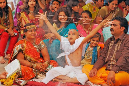 Téléchargez les photos : Cérémonie du fil yajnopavita in itadi near, Modasa, Sabarkantha, Gujarat, Inde - en image libre de droit