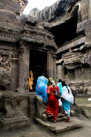 Foto de Turista que entra en el templo de Kailash; Cuevas de Ellora; Aurangabad; Maharashtra; India - Imagen libre de derechos